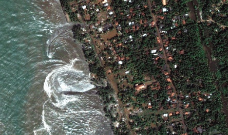 Kalatura, Sri Lanka. Receding waters from tsunami (image from DigitalGlobe’s QuickBird satellite, December 26, 2004. © 2005 DigitalGlobe Services, Inc.)