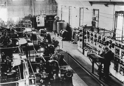 Picture taken sometime back in the year 1915 in New Zealand. Two persons were seen busy working in the Hasting power house.