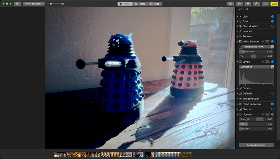 **①** Exterminate all your images’ flaws with the Adjust tab of the Edit view.